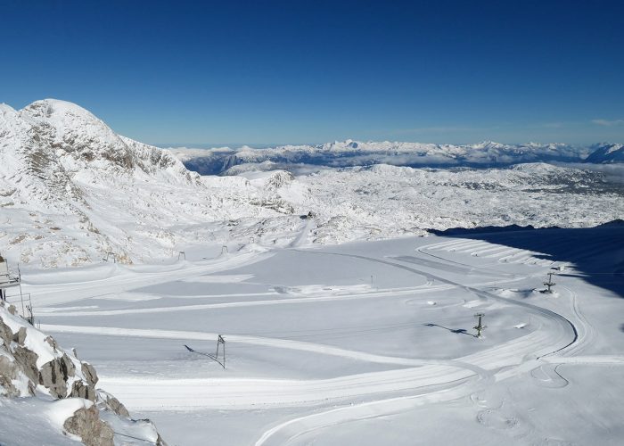 Am Schladminger Gletscher. Die Lifte sind stillgelegt, im Bereich der ehemaligen Pisten wird weiterhin präpariert.